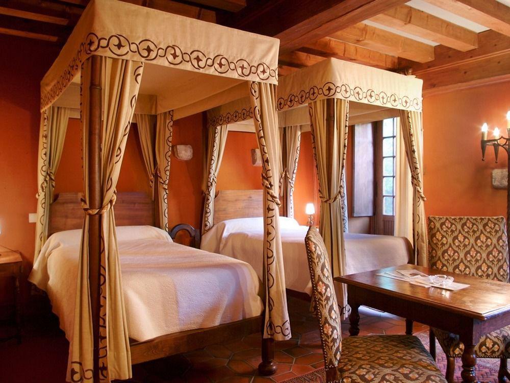 Hostellerie Du Vieux Перуж Экстерьер фото